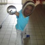 Niño practicando esgrima